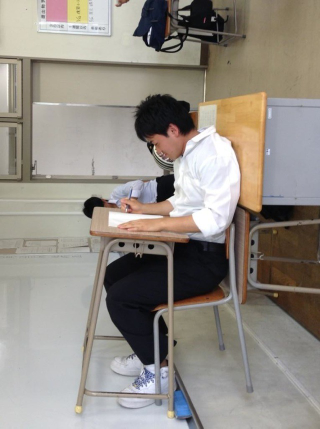 Illustration for article titled New Japanese Photo Meme Is from Studying Too Damn Much